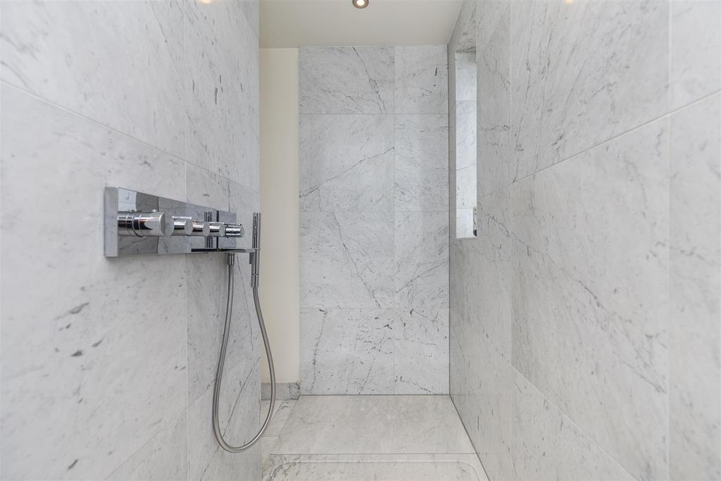Blake hall drive 36 ensuite shower.jpg