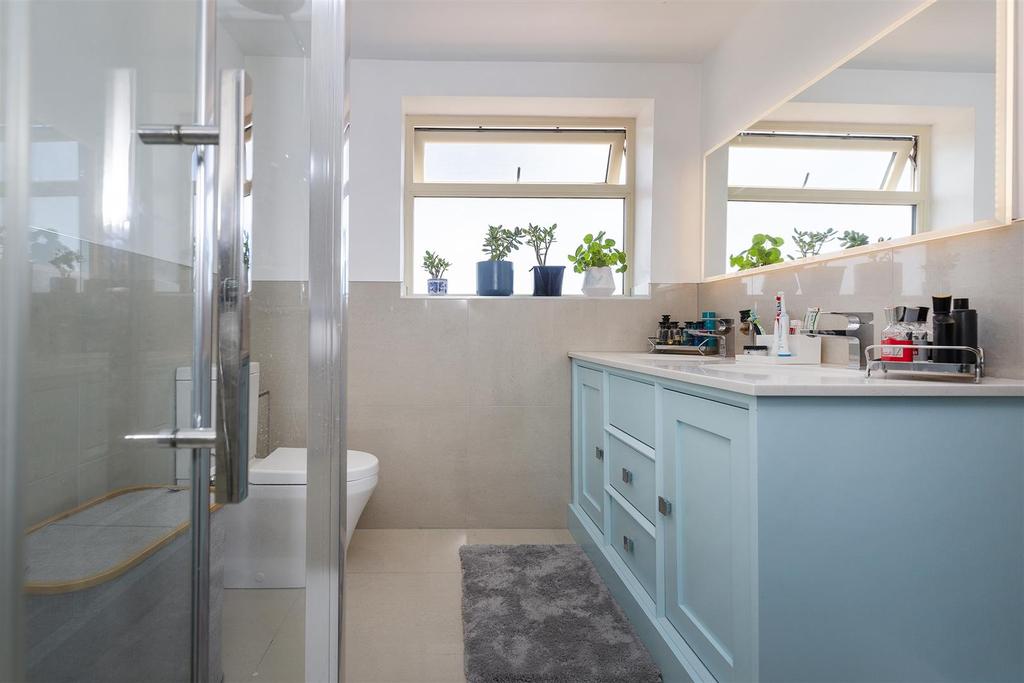 Blake hall drive 36 bathroom.jpg
