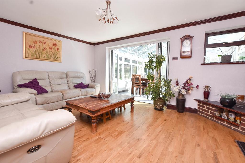 Aylesbury Avenue, Eastbourne 3 bed semidetached house £369,950