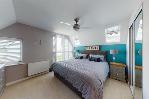 5 Roedean Close, Folkestone, CT19 5UY
