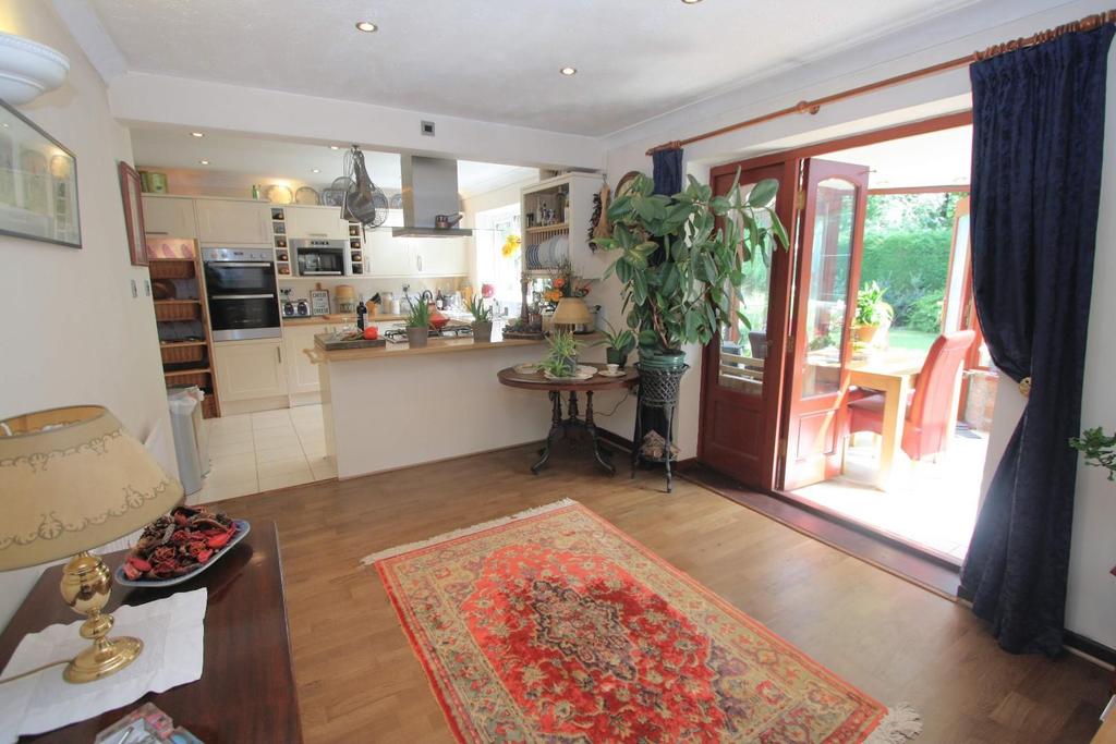 Open plan kitchen/diner