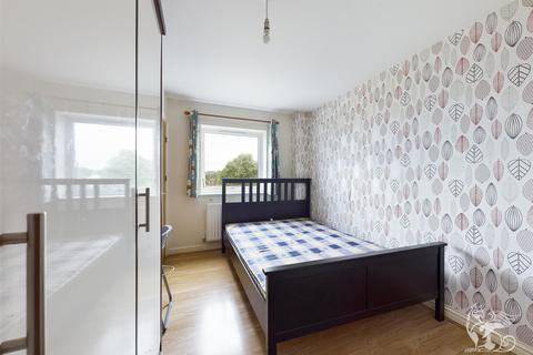 2 bedroom flat for sale - The Chase, Grays