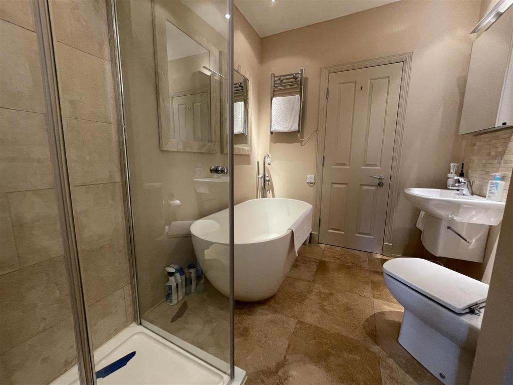 EN SUITE BATHROOM/WC (JACK &amp; JILL)