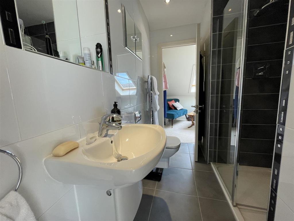 EN SUITE SHOWER ROOM/WC (JACK &amp; JILL)
