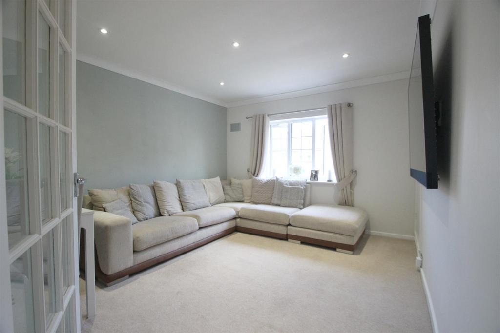 Austins Mead, Bovingdon, Hemel Hempstead 1 bed £240,000