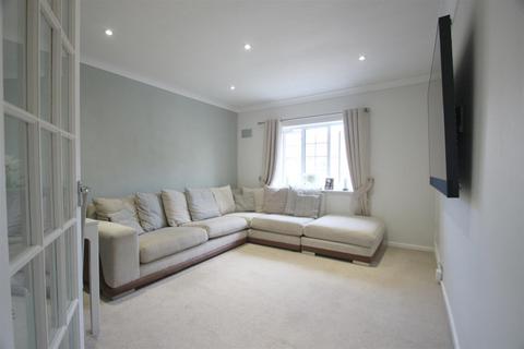25a Austins Mead, Bovingdon, Hemel Hempstead, HP3 0JX