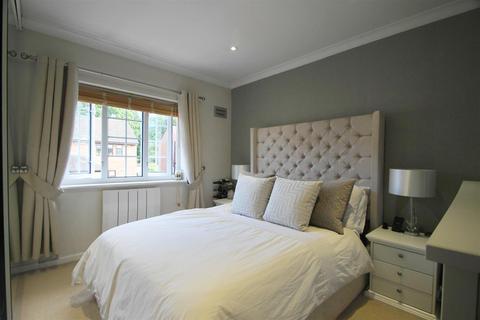 25a Austins Mead, Bovingdon, Hemel Hempstead, HP3 0JX