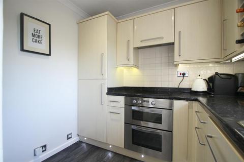 25a Austins Mead, Bovingdon, Hemel Hempstead, HP3 0JX