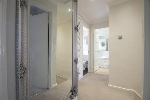 25a Austins Mead, Bovingdon, Hemel Hempstead, HP3 0JX