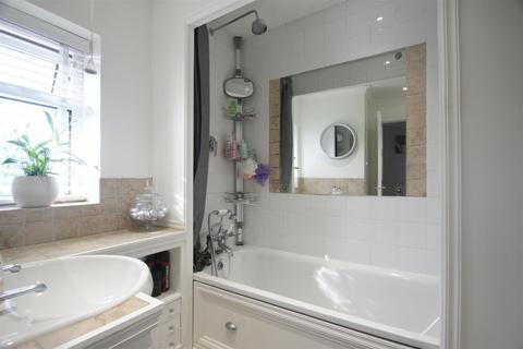 25a Austins Mead, Bovingdon, Hemel Hempstead, HP3 0JX