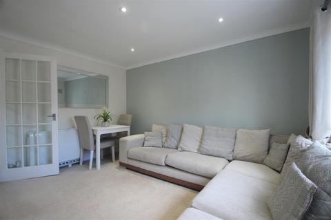 25a Austins Mead, Bovingdon, Hemel Hempstead, HP3 0JX