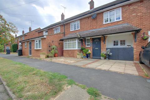 25a Austins Mead, Bovingdon, Hemel Hempstead, HP3 0JX