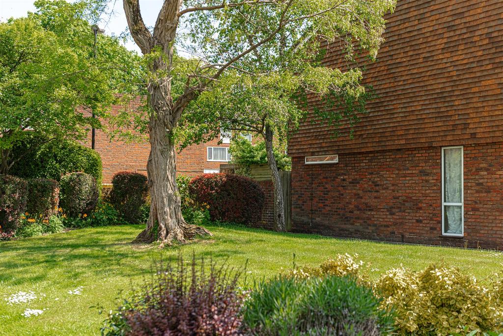 Harrison Close, Reigate 2 bed apartment £1,350 pcm (£312 pw)