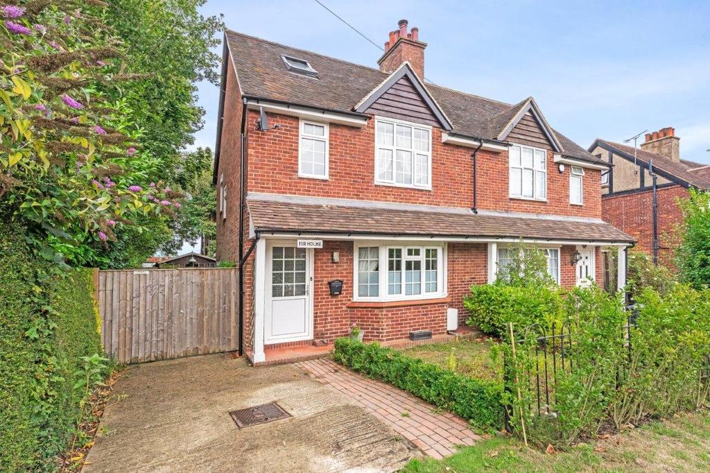 High Street, Ticehurst, East Sussex, TN5 3 bed detached house £525,000