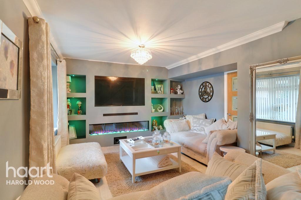 Camborne Avenue, Romford 3 bed semidetached house £450,000
