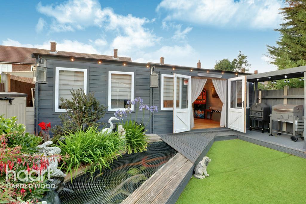 Camborne Avenue, Romford 3 bed semidetached house £450,000