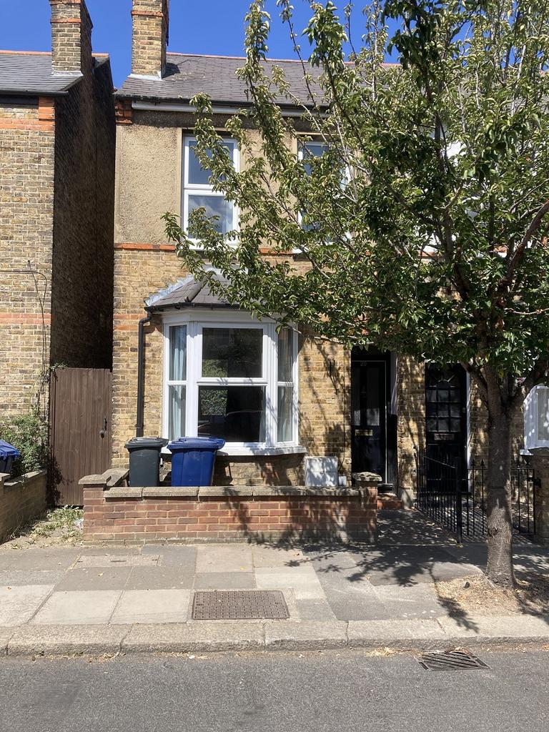Ridley Avenue, Ealing, London, W13 2 bed house £1,550 pcm (£358 pw)