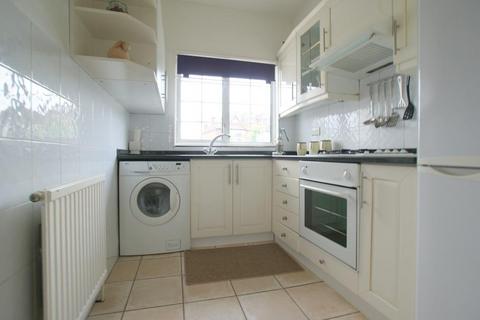 2 bedroom maisonette to rent, Colney Hatch Lane, London, N10