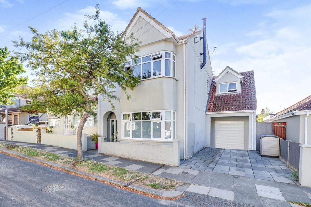 Grange Park Drive, Leighonsea, SS9 5 bed detached house £850,000