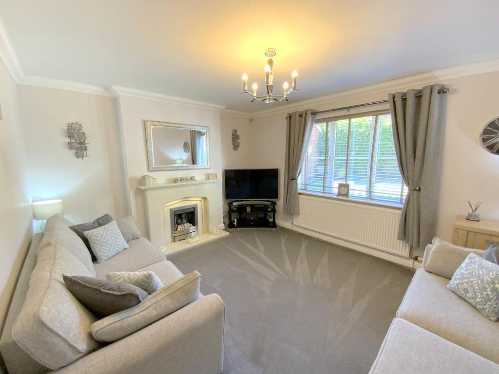 Garrick Lane, New Waltham, Grimsby 3 bed detached house £285,000