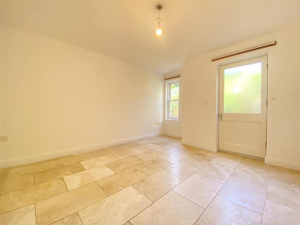 Beech Tree Mews, Psalter Lane 2 bed mews £1,100 pcm (£254 pw)