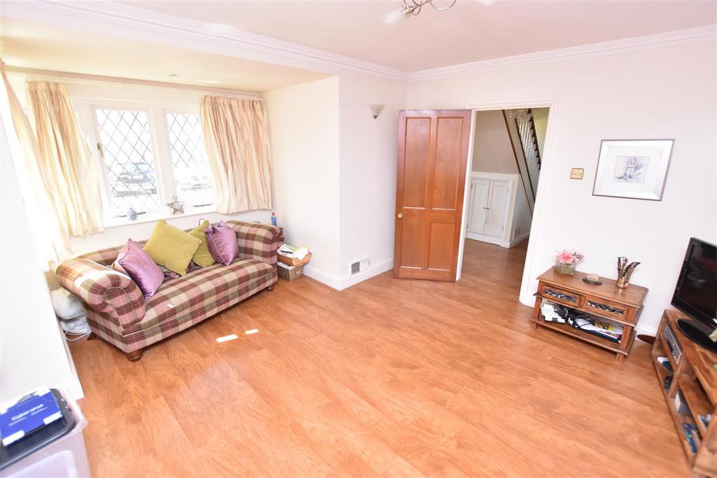 Gifhorn Road, Canvey Island SS8 3 bed detached house for sale £335,000