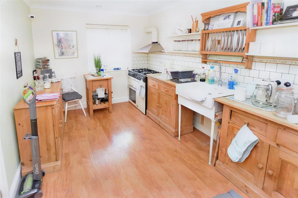 Gifhorn Road, Canvey Island SS8 3 bed detached house for sale £335,000