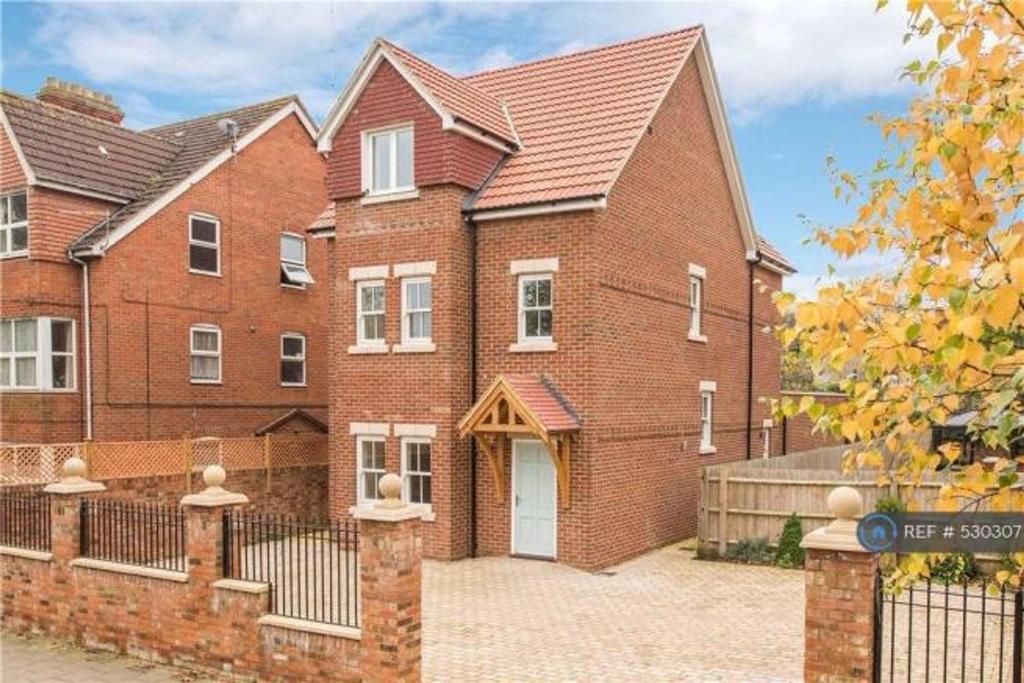 Clapham Road, Bedford, MK41 6 bed detached house to rent £2,500 pcm