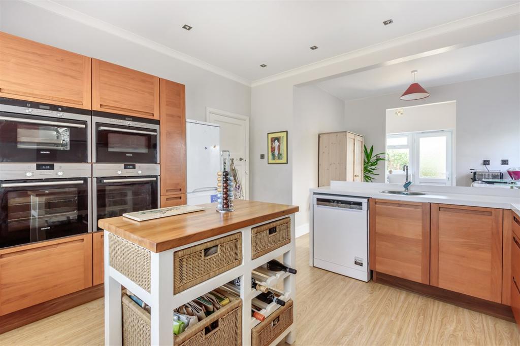 Parklands Avenue, Bognor Regis, PO21 4 bed detached house £550,000