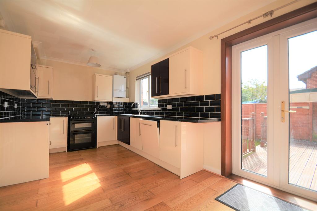 Mill Hill Road, Cowes PO31 3 bed semidetached house £925 pcm (£213 pw)