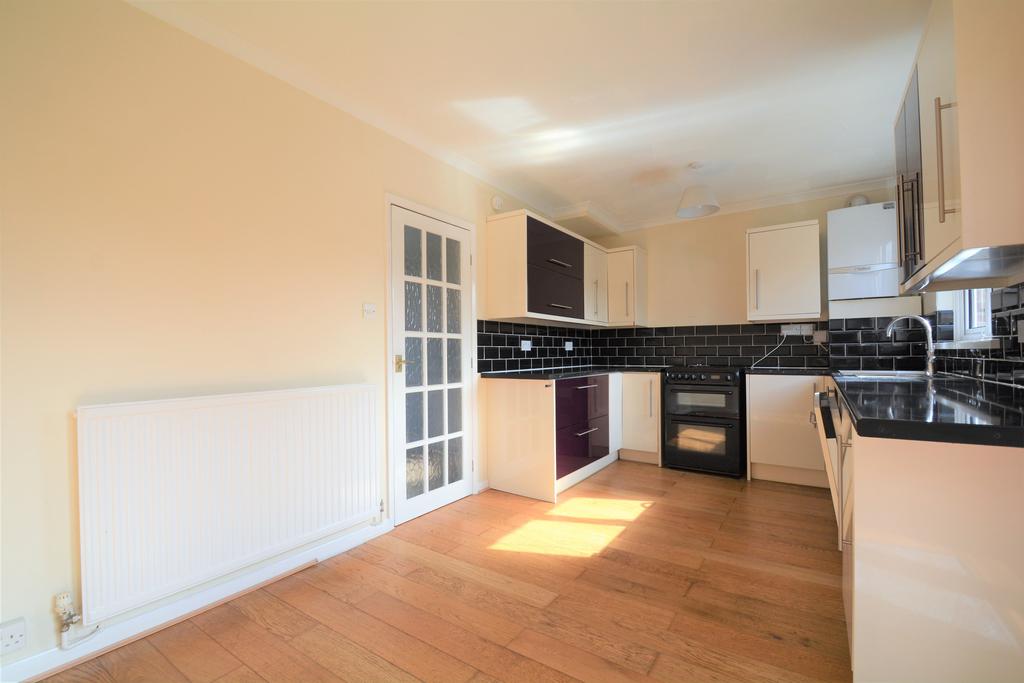 Mill Hill Road, Cowes PO31 3 bed semidetached house £925 pcm (£213 pw)