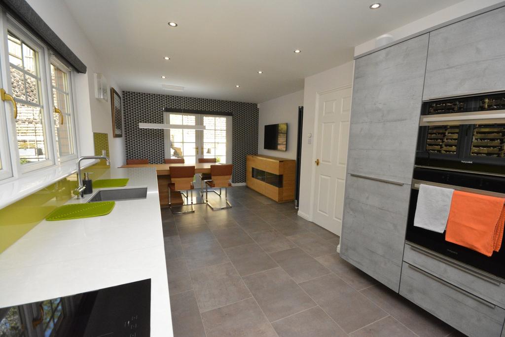 Bracken Avenue, Falkirk... 4 bed detached house £345,000