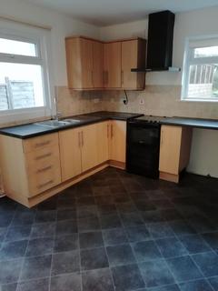 4 bedroom semi-detached house to rent - Leighfields Road, SS9