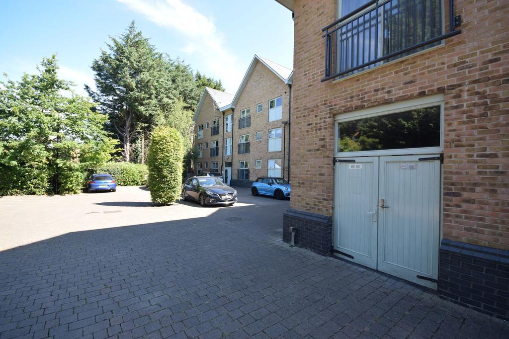 Esparto Way, South Darenth, DA4 2 bed apartment £1,300 pcm (£300 pw)
