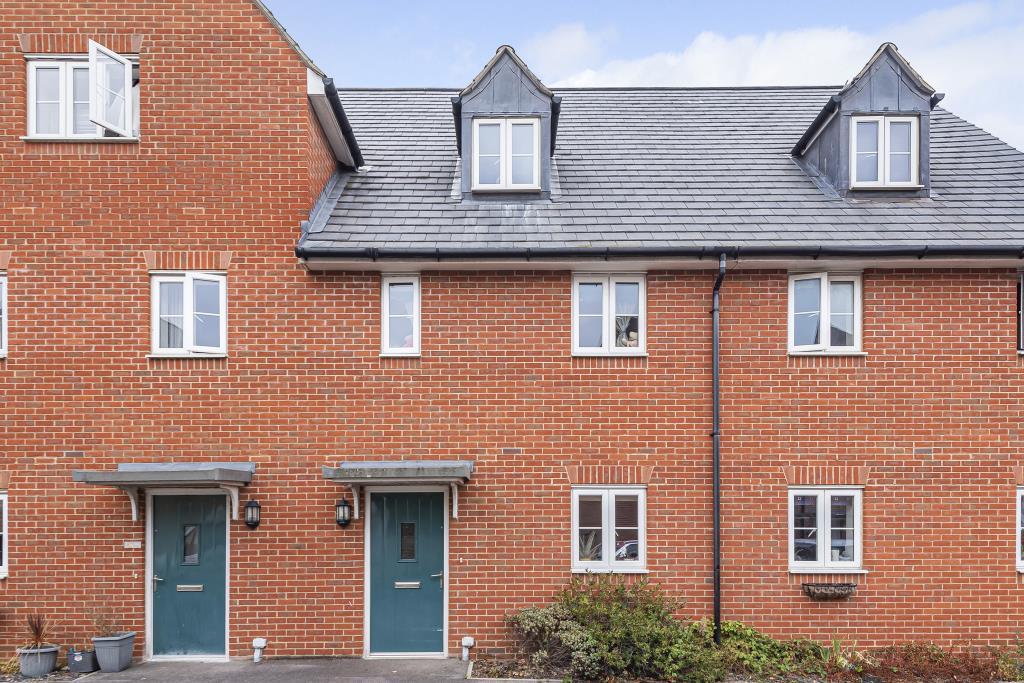 Yarnton, Oxfordshire, OX5 3 bed terraced house £85,000
