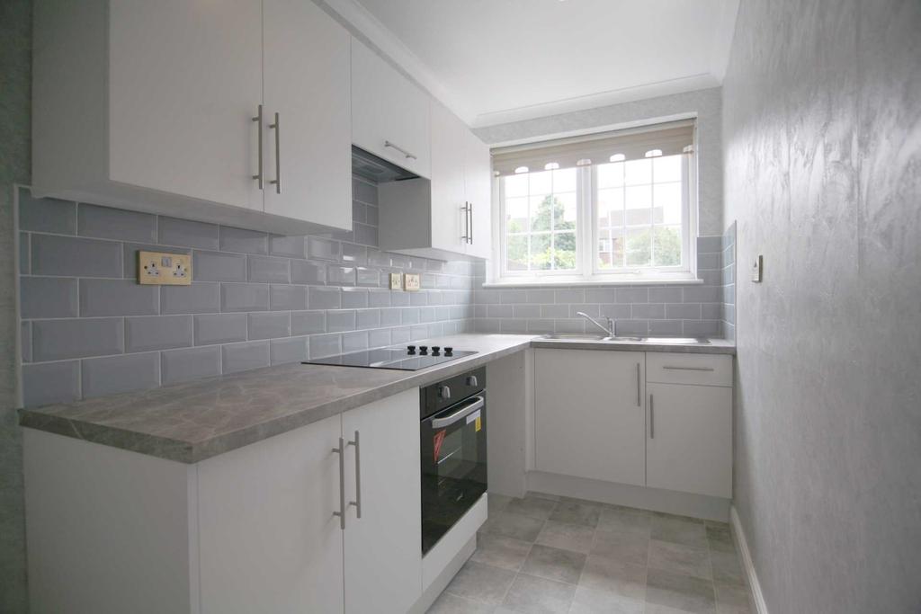Wentworth Way, Rainham, RM13 3 bed terraced house £1,400 pcm (£323 pw)