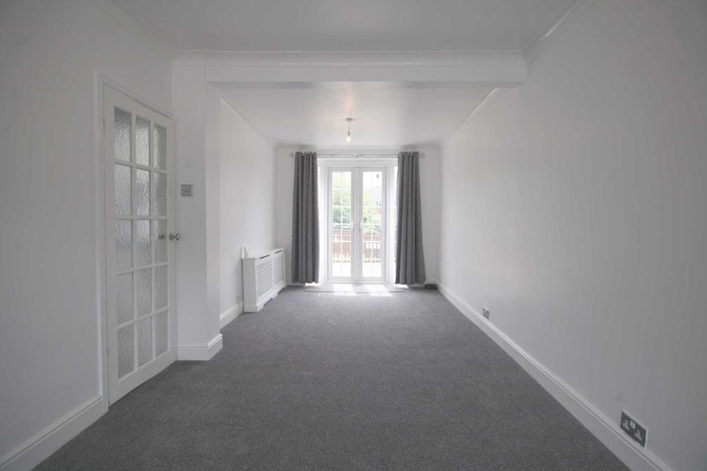 Wentworth Way, Rainham, RM13 3 bed terraced house £1,400 pcm (£323 pw)