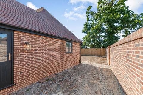 2 bedroom bungalow for sale - Herne Bay Road, Sturry, Canterbury, Kent