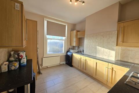 2 bedroom flat to rent, Alexandra Park Road, Muswell Hill, N10