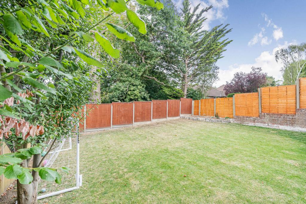 Birchmead Avenue, Pinner, HA5 4 bed detached house £1,000,000