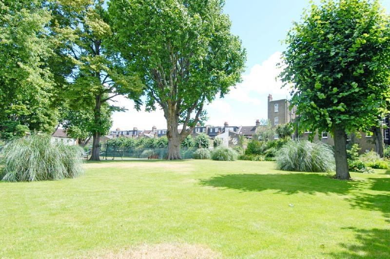 Disraeli Gardens Putney SW15 2 bed apartment £2,350 pcm (£542 pw)