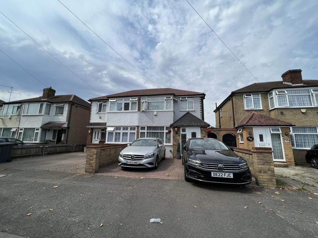 Fairholme Crescent, UB4 4 bed semidetached house £1,895 pcm (£437 pw)