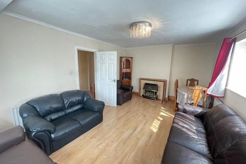 2 bedroom detached house to rent, Deeds Grove, Hp12