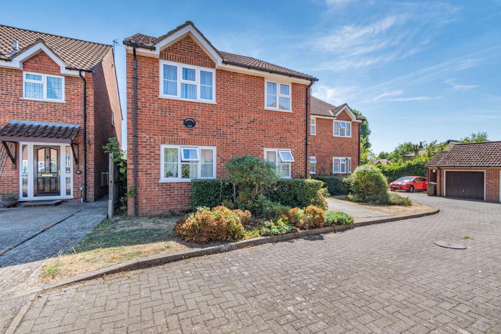 Copperfield Court, Copperfield Way, Pinner HA5 2 bed apartment for sale