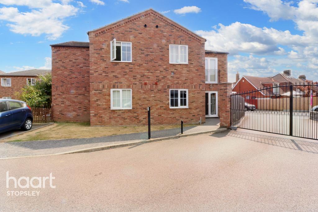 Glenwood Court, Stopsley Village 1 bed apartment £200,000