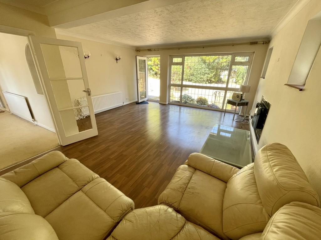 Waddington Avenue, Coulsdon 3 bed detached bungalow £2,000 pcm (£462 pw)