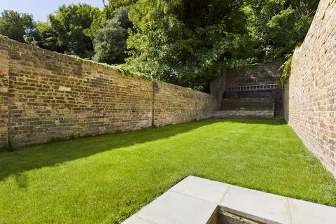 2 bedroom maisonette to rent, London Road, Dover