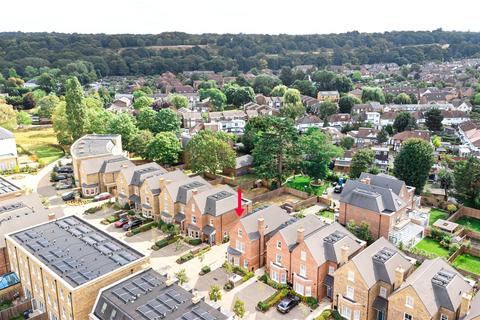 35 Barrons Chase, Richmond, TW10 5DA
