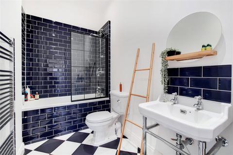 2 bedroom flat to rent, Byron Street, London