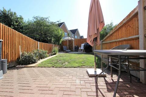 5 Lofthouse Place, Chessington, KT9 2GW